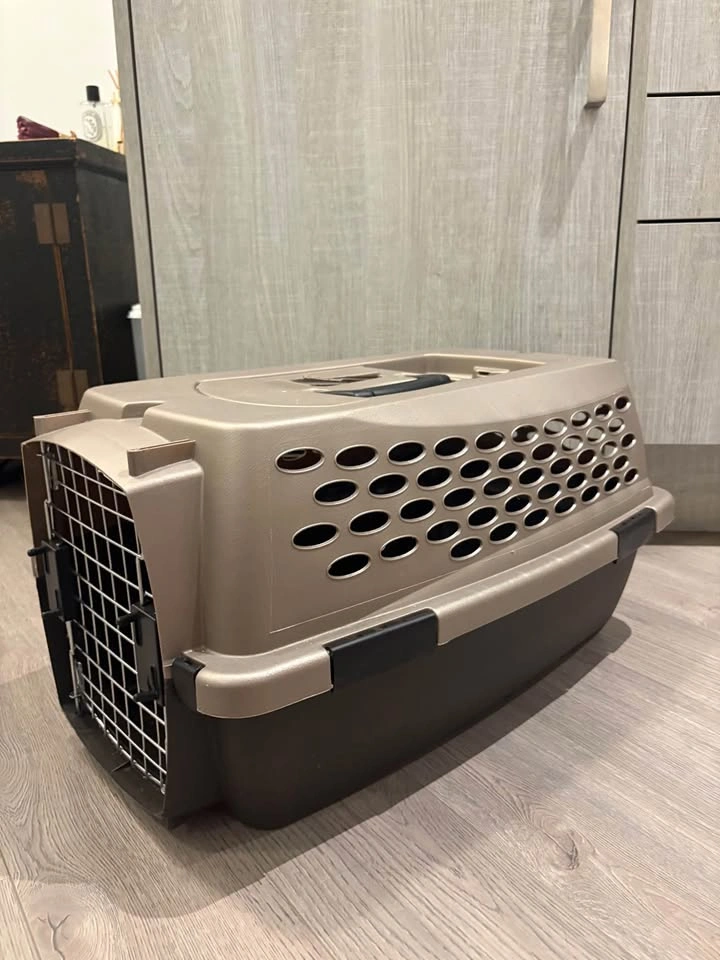 Large Hard-Shell Pet Carrier/Dog Kennel - photo 4