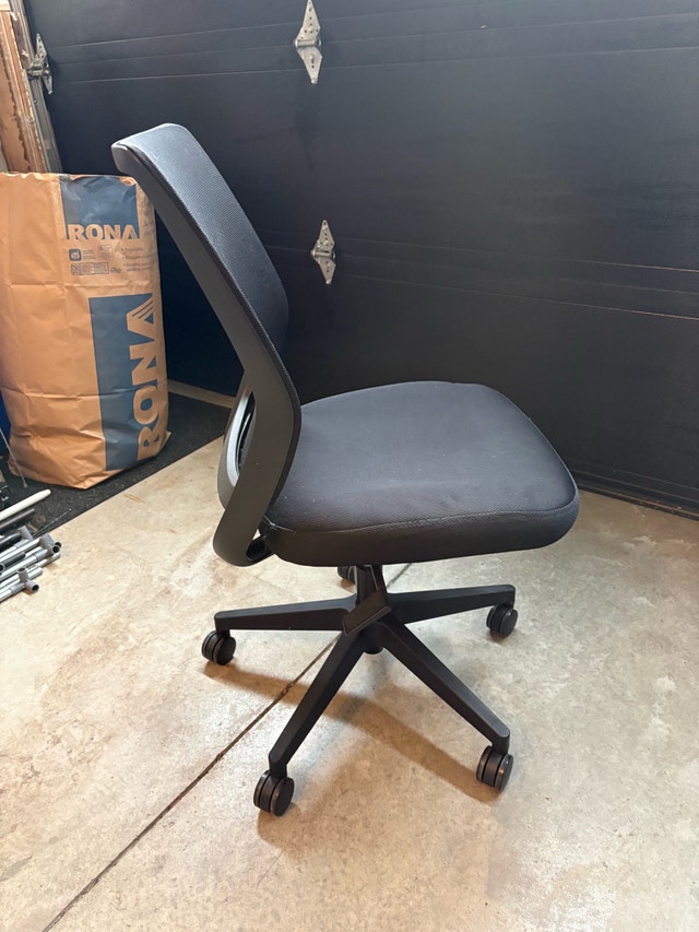 Black Mesh Office Chair - photo 2