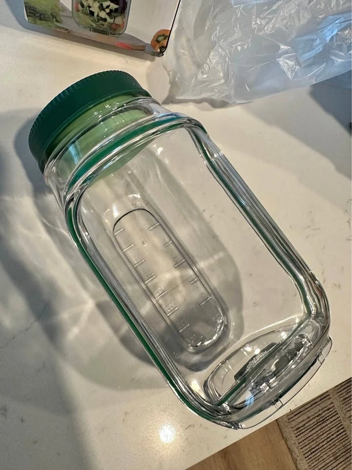Portable salad container