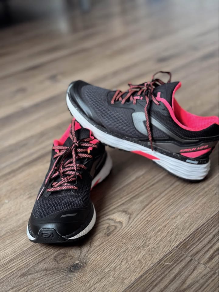 ‼️MOVING SALE‼️ Decathlon Women’s Shoes – Size US 6.5 / EU 37 - photo 2