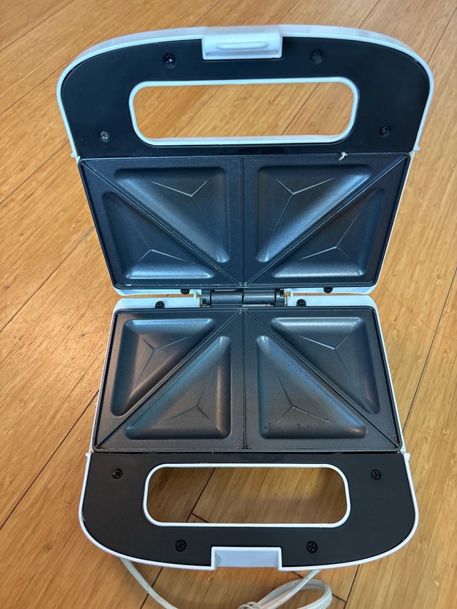 Move out sale: Salton Sandwich Maker – Good Condition - photo 2