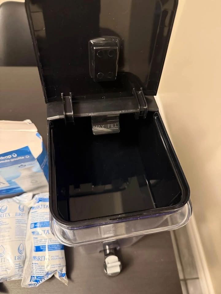 Brita countertop or fridge filter with 4 extra new filters - photo 3