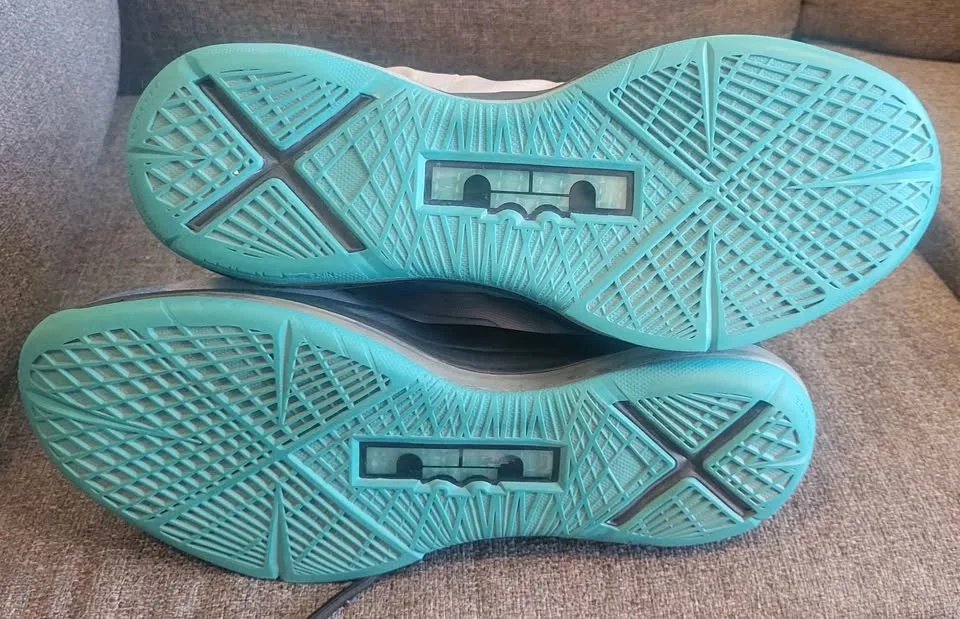 Nike LeBron 10 Pure Platinum Men’s Size 11.5 image indicator(4)