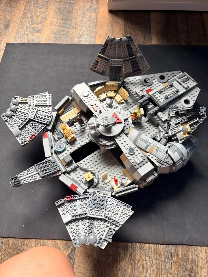 LEGO Star Wars Millennium Falcon - photo 2