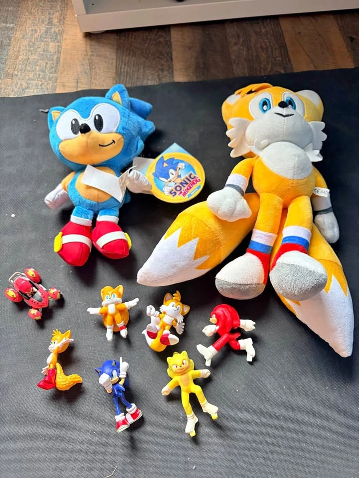 Sonic the Hedgehog Plush and Action Figure Lot