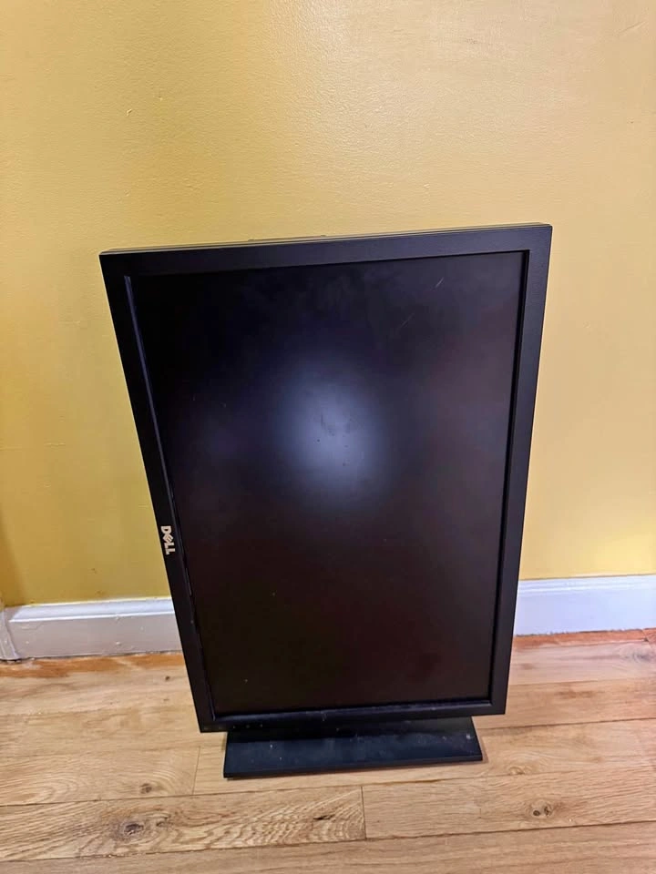 Dell P2210 22” Monitor – DisplayPort / DVI / VGA – Adjustable St