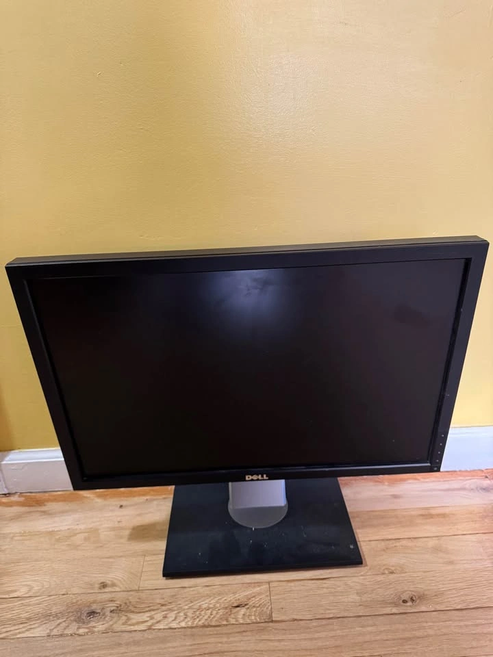 Dell P2210 22” Monitor – DisplayPort / DVI / VGA – Adjustable St - photo 2