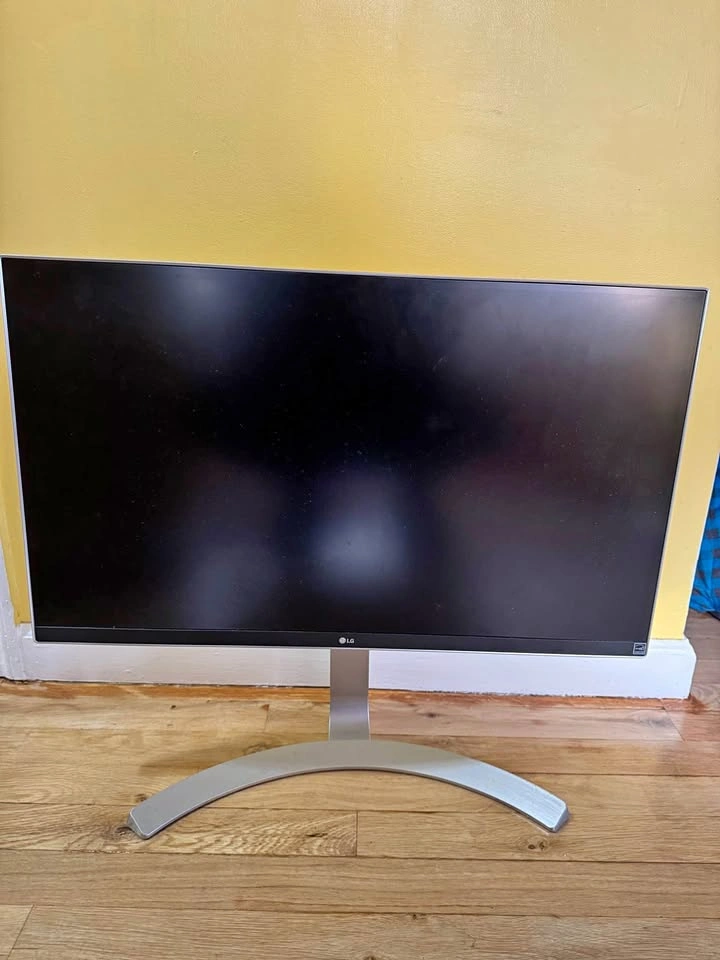 LG 27MU88-W 27” 4K IPS Monitor – USB-C / HDMI / DisplayPort
