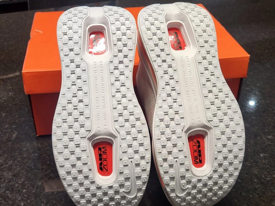 Nike Vomero Premium – Men's 7.5 / Women's 8.5 | NEW $190 - photo 5