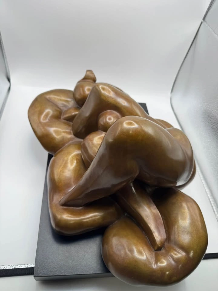 Bronze Sculpture “Sleeping Women on Pillows” – Signed A. Bona - photo 3