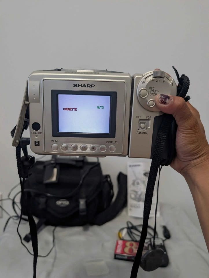 Sharp Viewcam VL-A10U 8mm Camcorder Bundle - photo 4