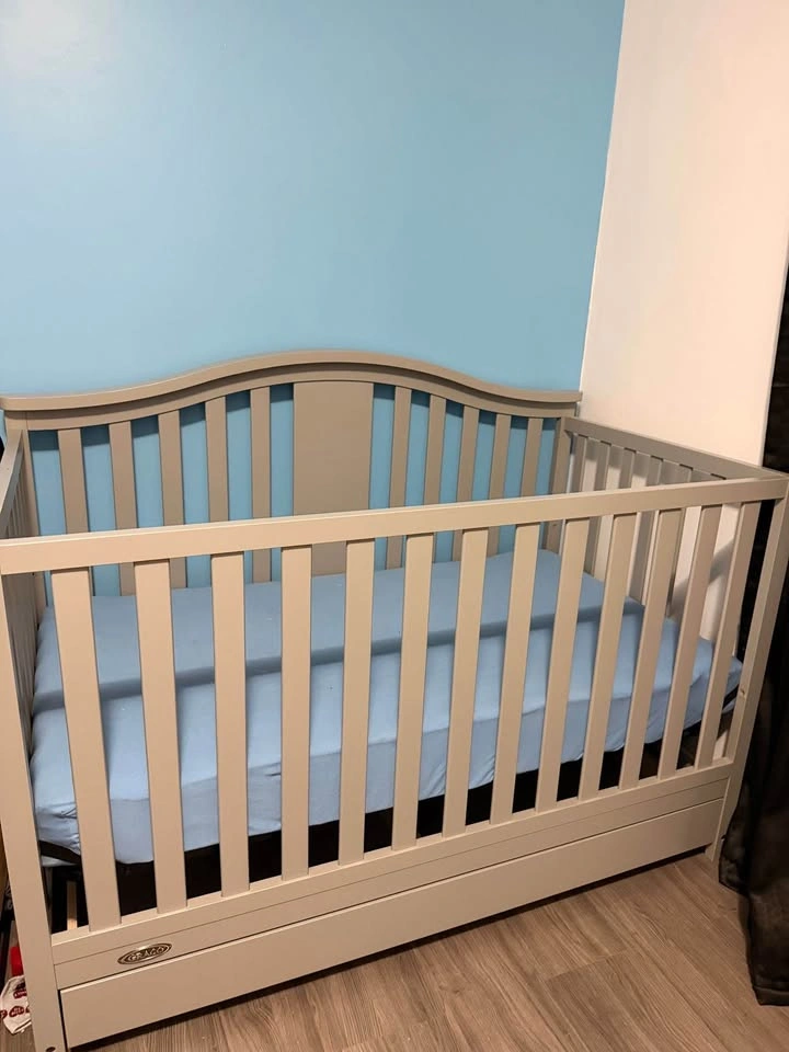 Graco Solano 4-in-1 Convertible Crib with Crib Mattress - photo 4