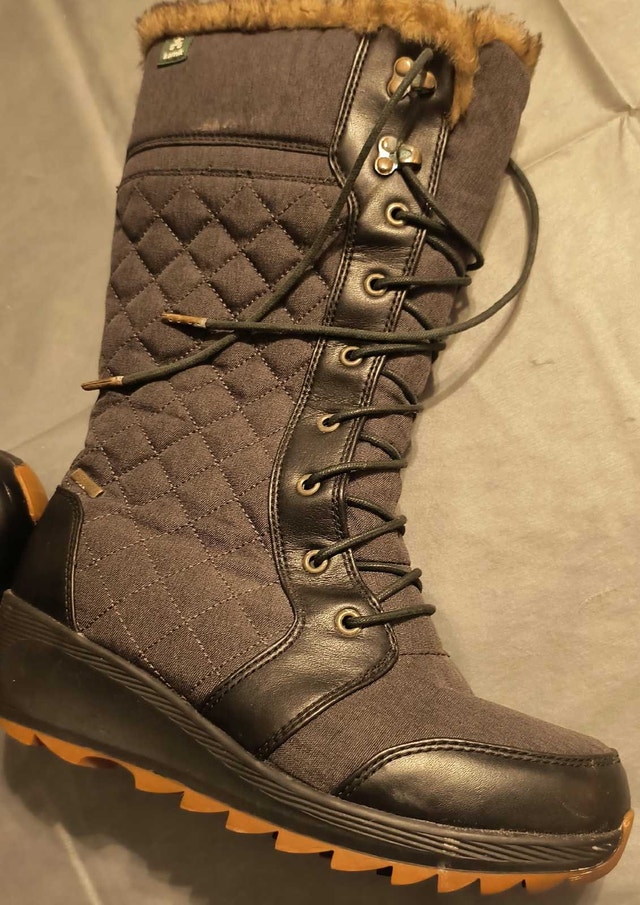 NEW Woman's Boots Size 8