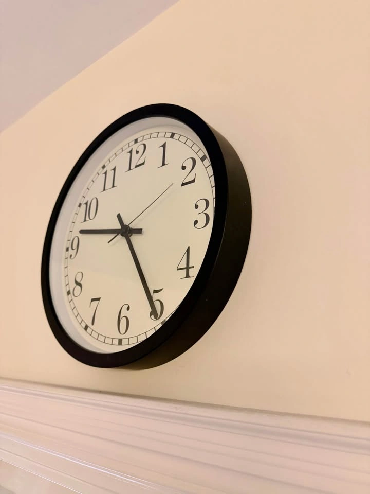 Black and White Round Wall Clock - photo 2