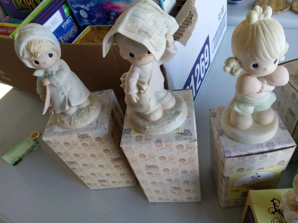 Precious moments figurines for sale - photo 3