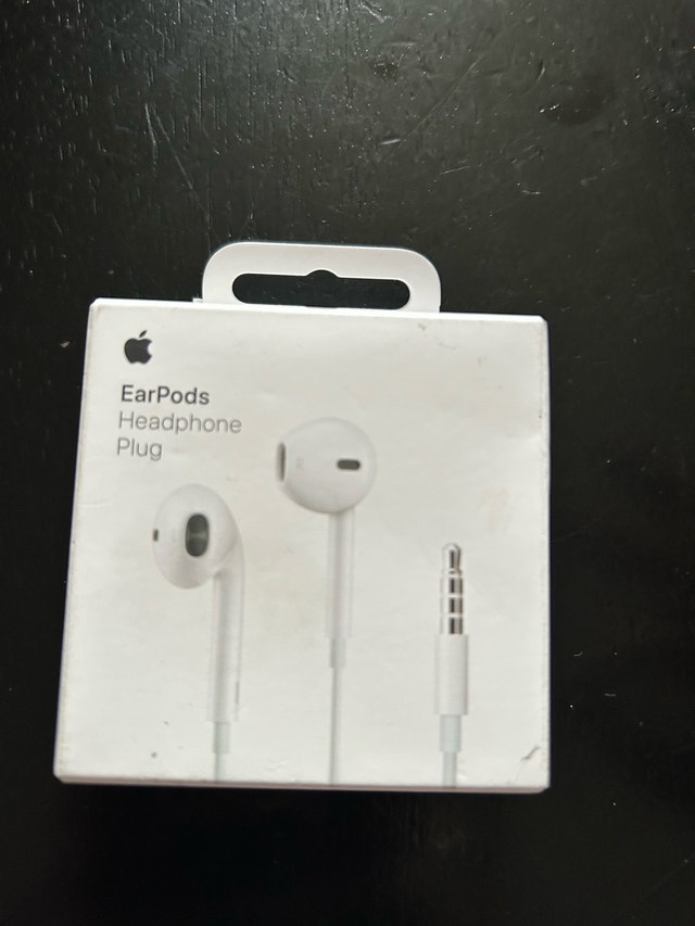 Apple EarPods with 3.5mm Headphone Plug