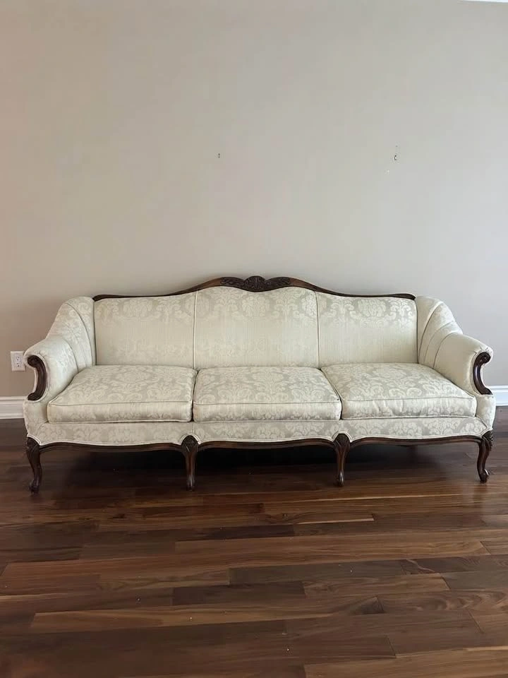 Vintage French Provincial Sofa - Made in Canada - photo 2
