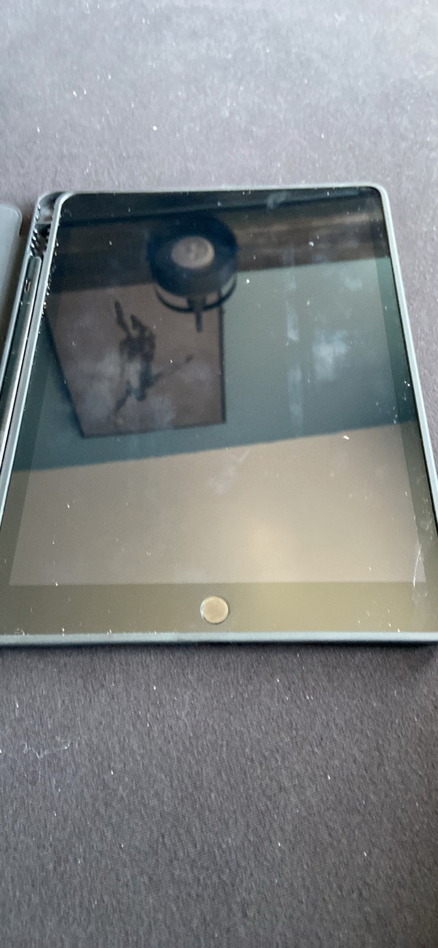 Apple iPad 8th Generation - photo 3