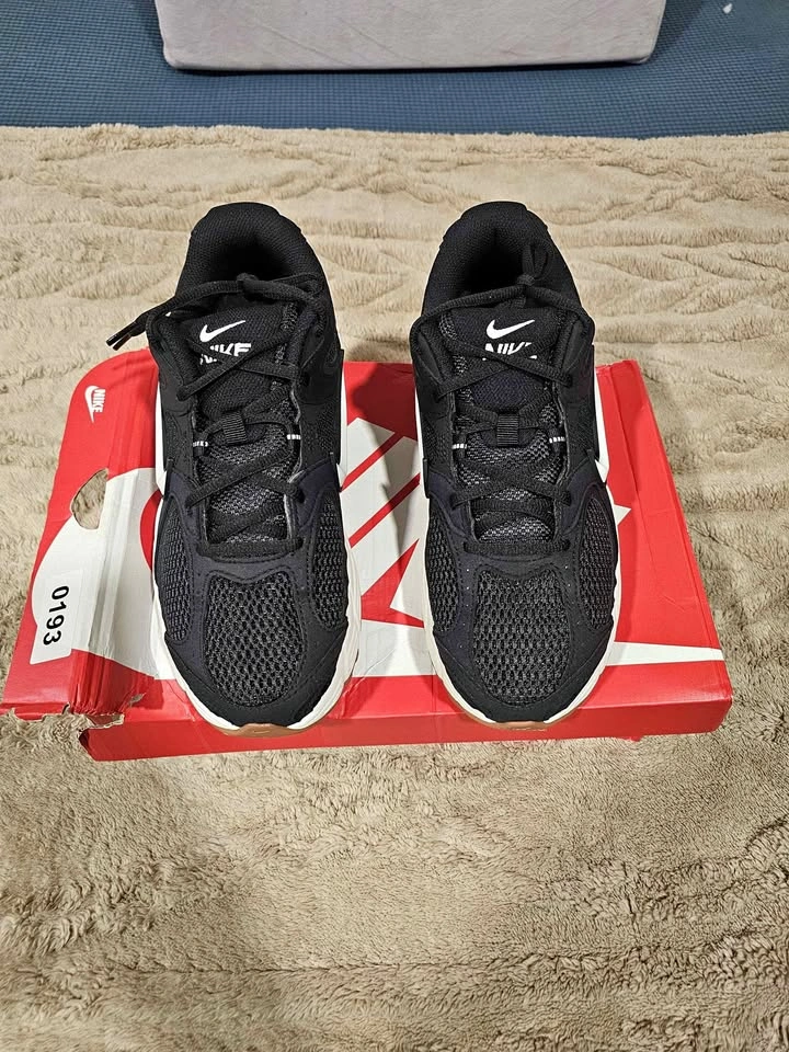 Nike V5 RNR in Black/Gum