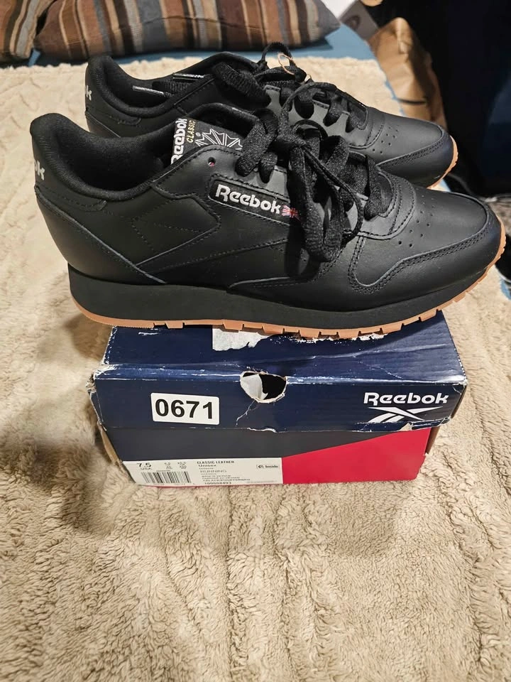 Reebok Women’s Classic Leather Shoes/gum bottom - photo 3
