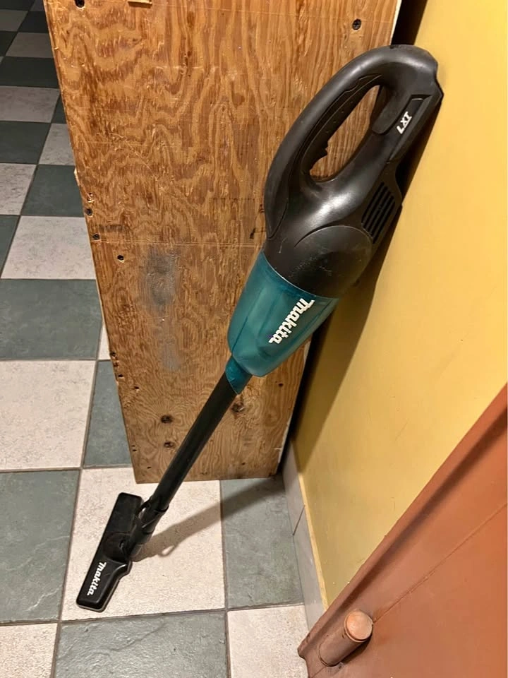 Makita 18V LXT Cordless Vacuum (TOOL ONLY)