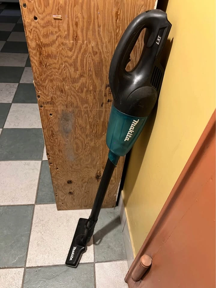 Makita 18V LXT Cordless Vacuum (TOOL ONLY) - photo 2