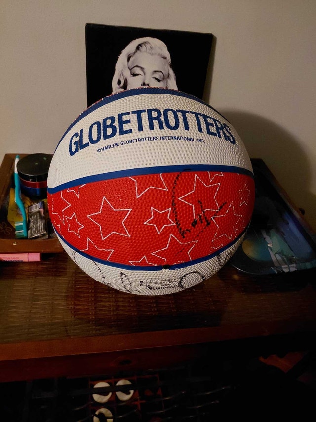 2019 world tour Globetrotters signed basketball