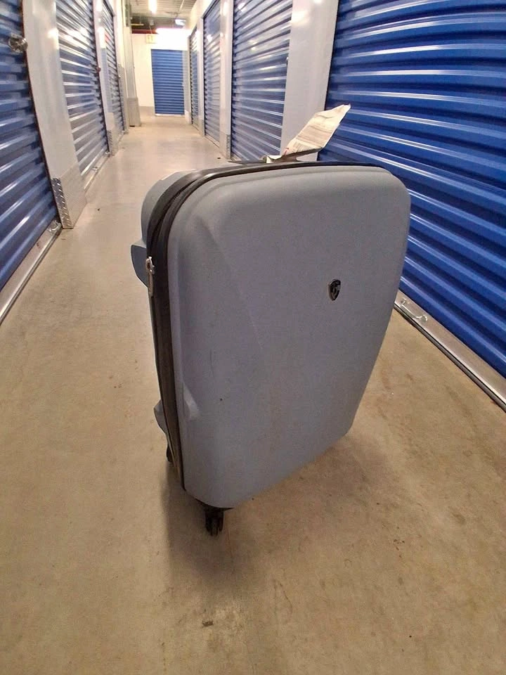 Medium Hardside Spinner Suitcase