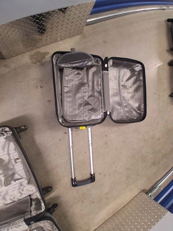 Hard shell carry-on luggage - photo 3