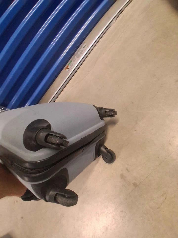 Hard shell carry-on luggage - photo 5