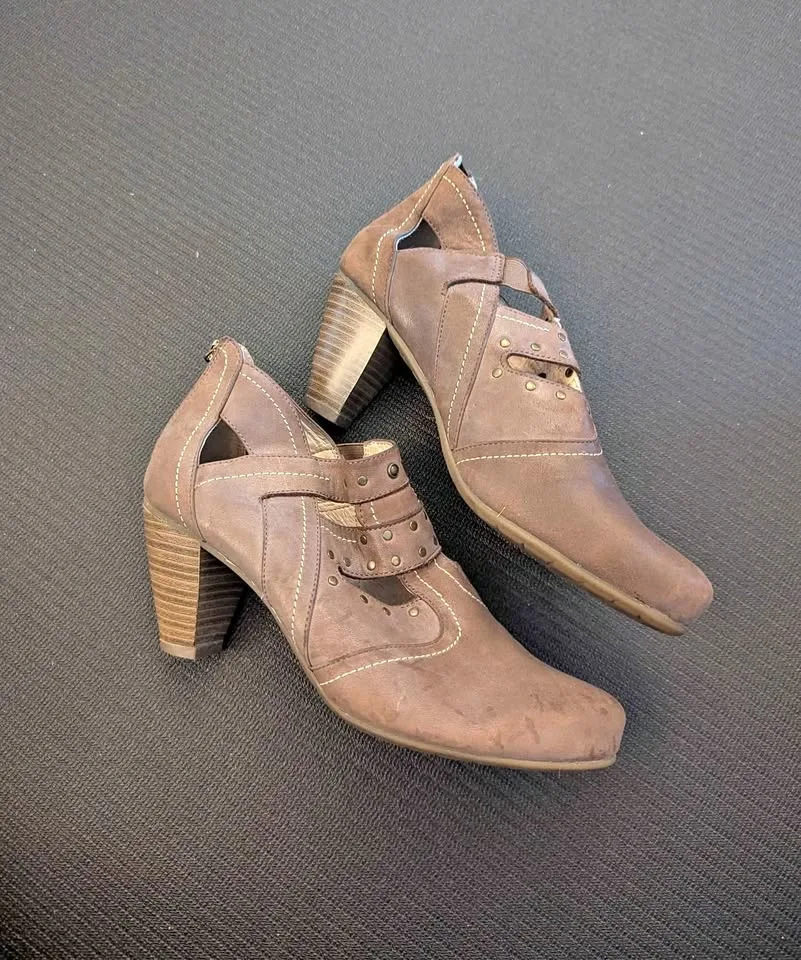 Cute Suede Shoes Size 8 thumbnail