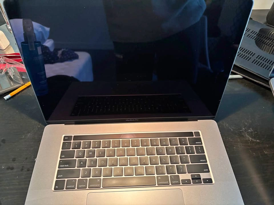 MacBook Pro 2019 16” i7, 16 gb ram Radeon pro 5300m, 1 TB ssd