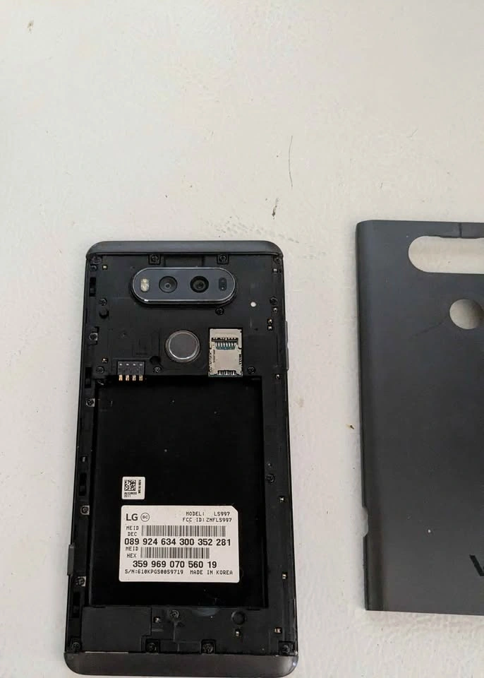 LG v20 ** needs battery** - photo 2