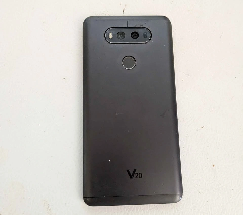 LG v20 ** needs battery** - photo 3