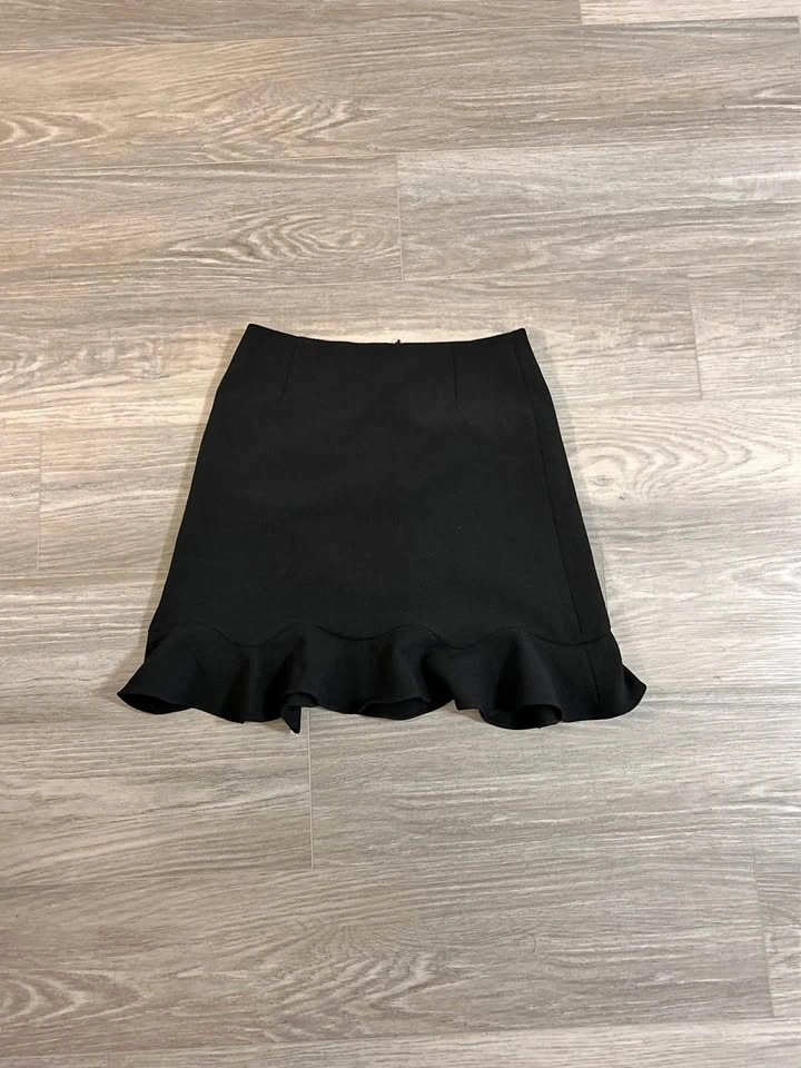 Black Ruffled Hem Mini / Knee-Length Skirt – Women’s Size 8