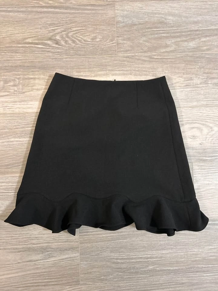 Black Ruffled Hem Mini / Knee-Length Skirt – Women’s Size 8 - photo 2