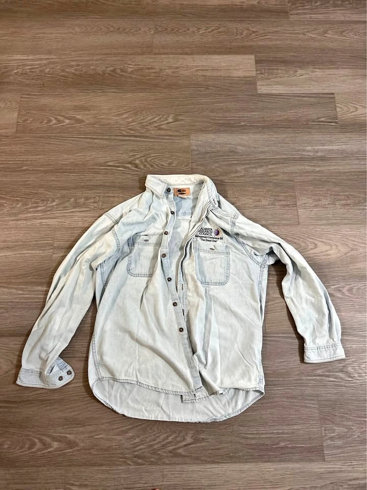 Light Wash Denim Button-Down Shirt – Men’s Large (Made in Canada