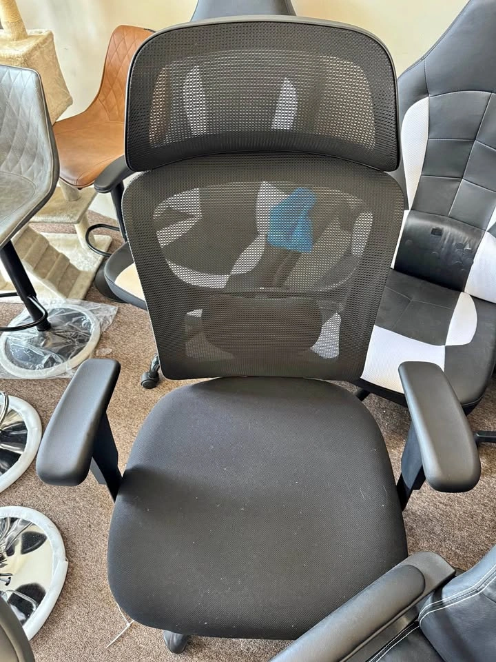Ergonomic Mesh Office Chair – Headrest & Lumbar Support