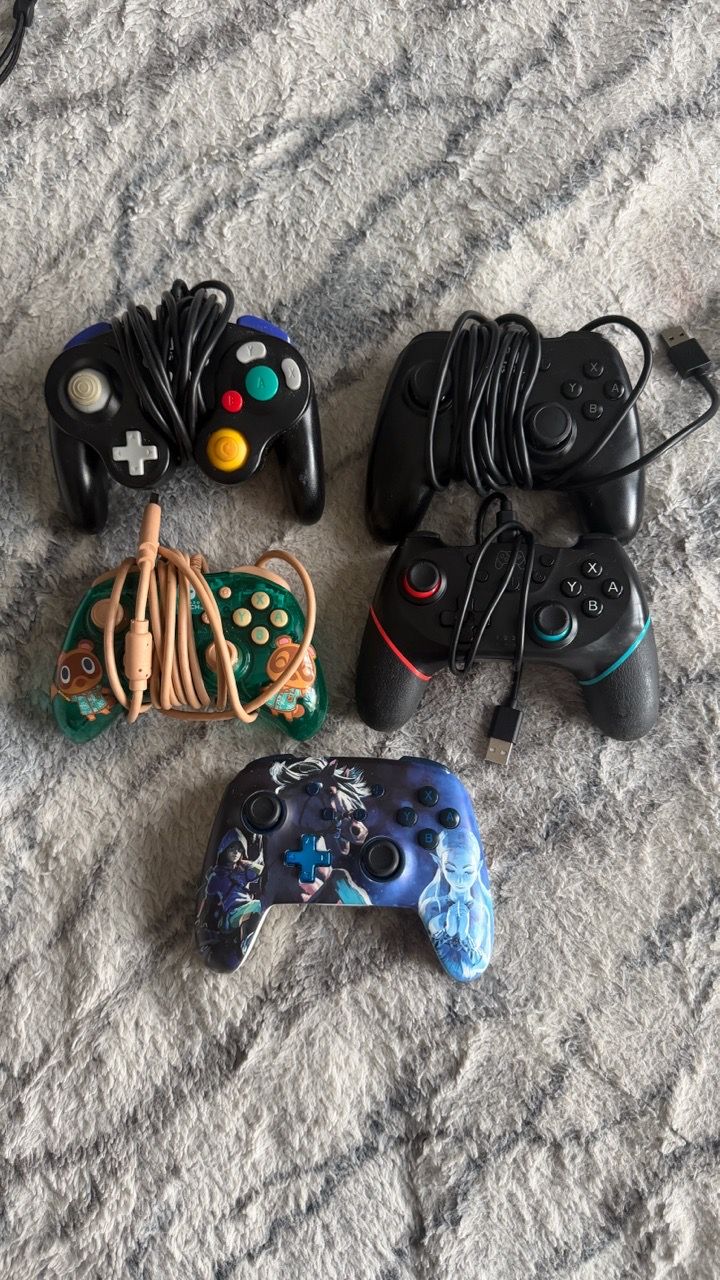 Lot of 5 Nintendo Game Controllers