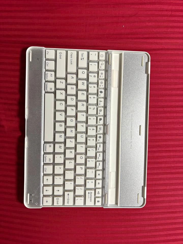 Silver Bluetooth Keyboard Case for iPad