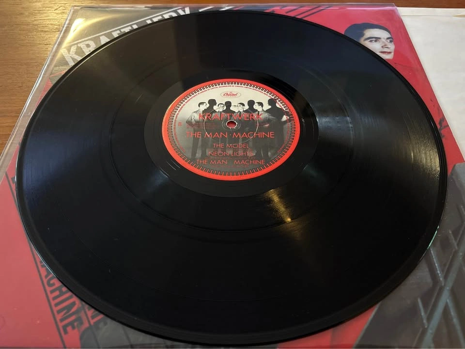Vintage Kraftwerk - The Man-Machine Vinyl LP (1978 Canadian Pres - photo 2