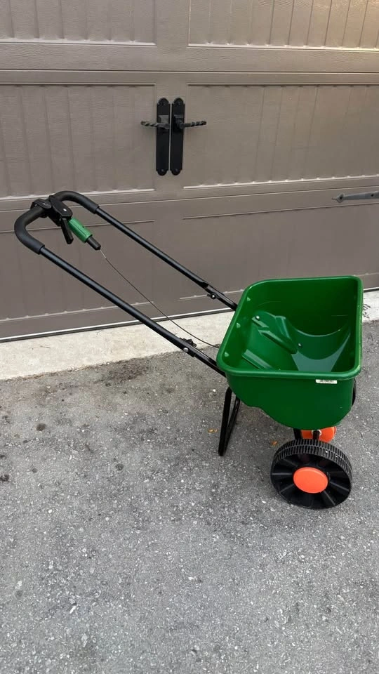 Scotts Broadcast Spreader - photo 2