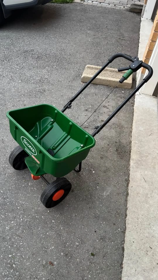 Scotts Broadcast Spreader - photo 3