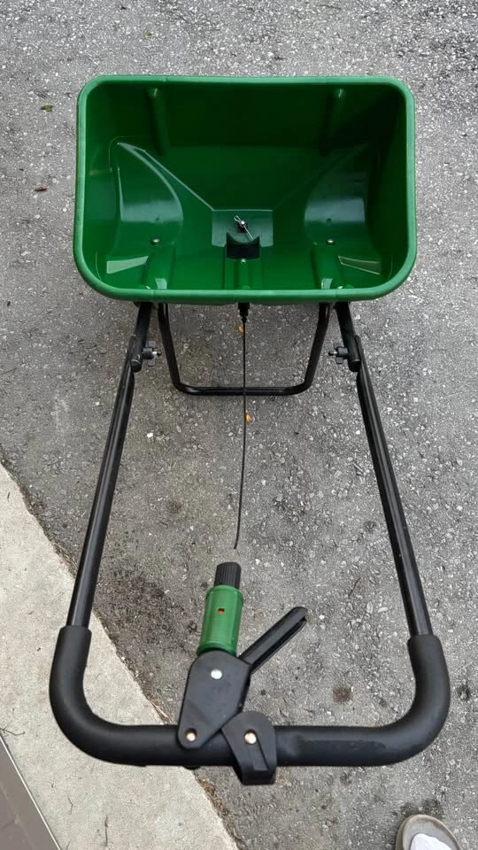 Scotts Broadcast Spreader - photo 4