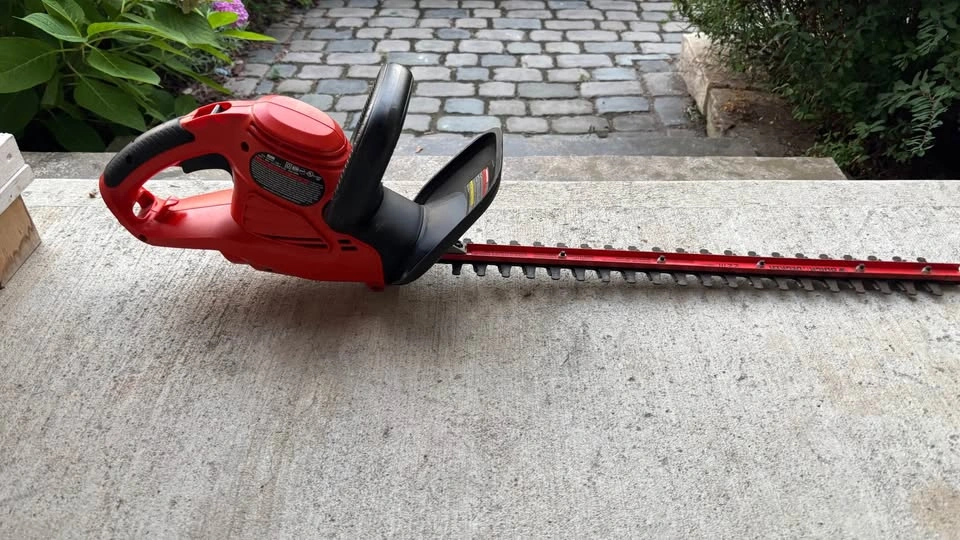 Black&Decker 22-inch Corded Electric Hedge Trimmer - photo 2