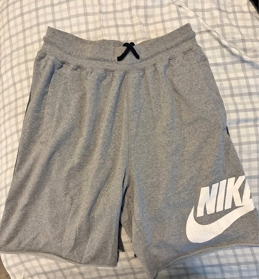Nike Fleece Shorts – Men’s Large
