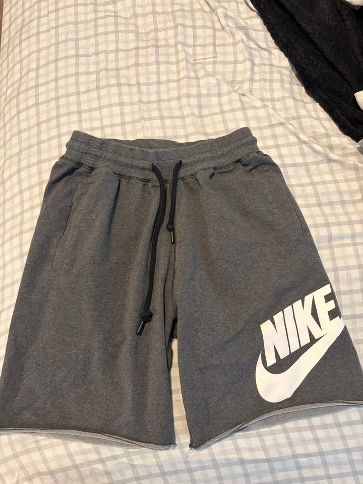 Nike Fleece Shorts – Men’s Large - photo 2