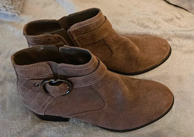 NEGOTIABLE - Brand new UNISA Gray Suede Ankle Booties - Size 7.5 image indicator(4)