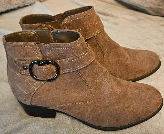 NEGOTIABLE - Brand new UNISA Gray Suede Ankle Booties - Size 7.5 image indicator(7)