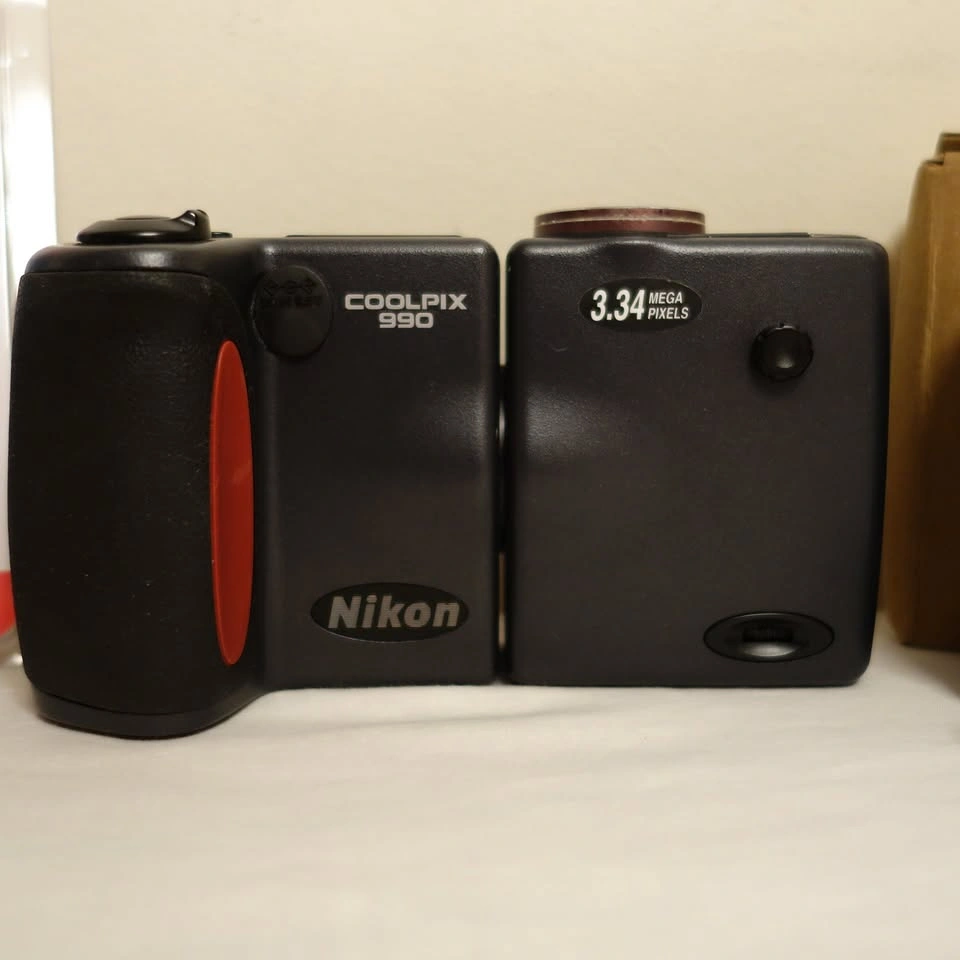 Nikon Coolpix E990 Vintage Digital Camera Bundle - photo 2